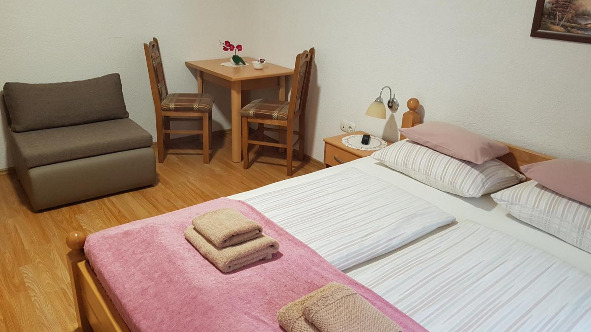 St George B&B Korenica Habitación foto