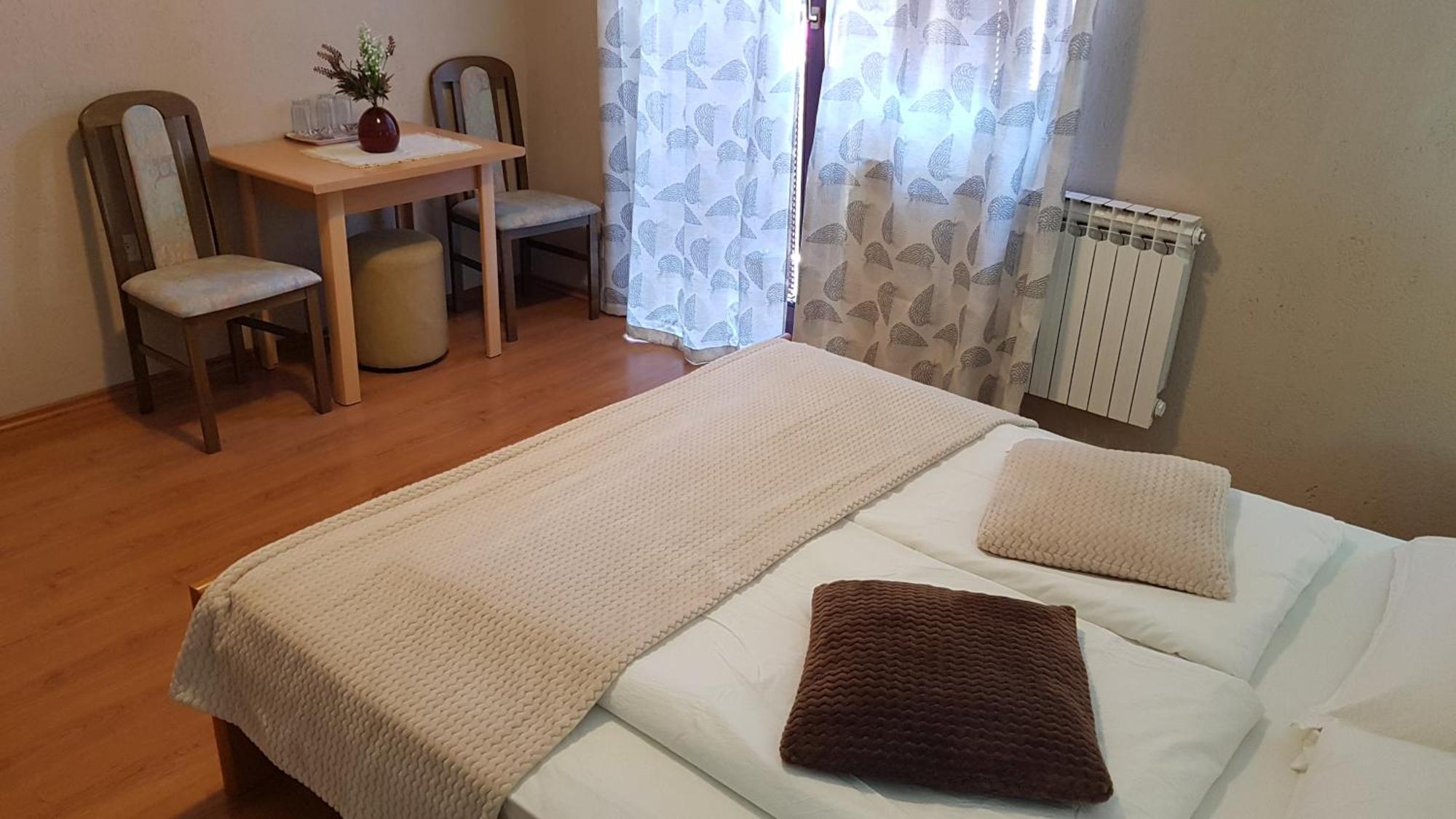 St George B&B Korenica Habitación foto